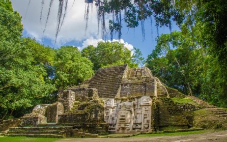 Gränsövergång mot Belize och pyramider vid krokodilen under ytan image