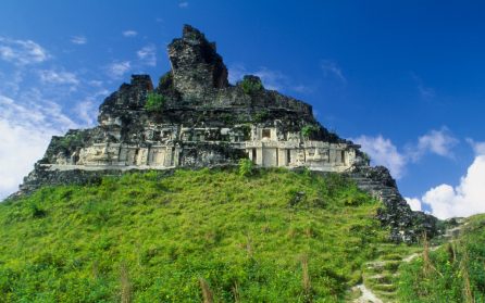Guatemalas djungelbeklädda tempel, krokodilsjön och Xunantunich image
