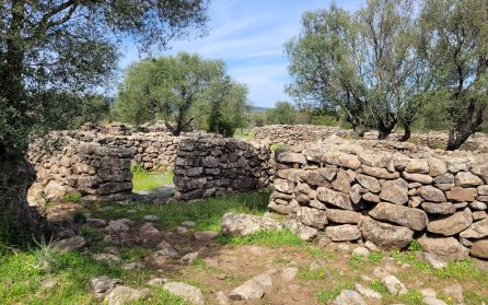 Nuraghbyar och grottor image