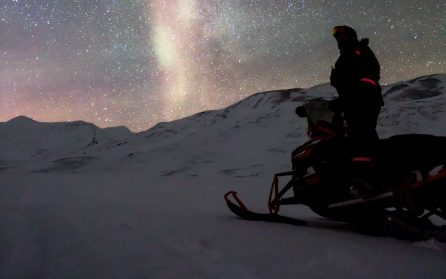 Snöskoter över frusna vidder image