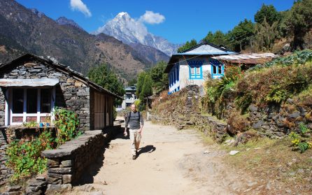 Över Himalayas toppar till bergsbyn Lukla image